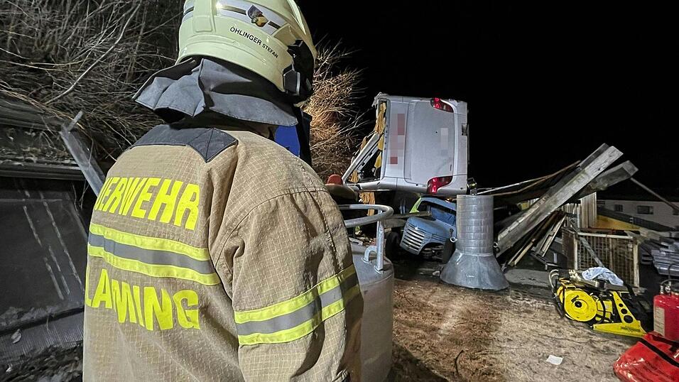 Rettungskräfte der Feuerwehr sind am Unglücksort im Einsatz. Ein deutscher Reisebus ist bei Schladming über eine Böschung gestürzt. Rettungskräfte der Feuerwehr sind am Unglücksort im Einsatz. Ein deutscher Reisebus ist bei Schladming über eine Böschung gestürzt.