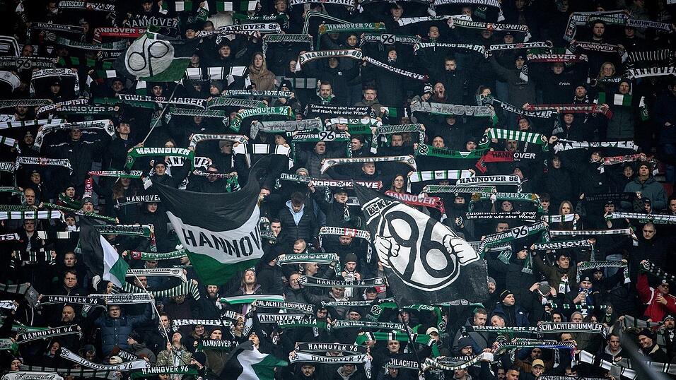 Hannover 96 hat den U20-Nationalspieler Noel Aseko vom FC Bayern München ausgeliehen. Hannover 96 hat den U20-Nationalspieler Noel Aseko vom FC Bayern München ausgeliehen.