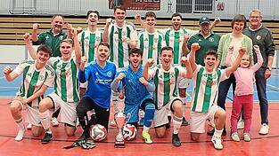 Das Team vom TV Geisenhausen bejubelt seine Titelverteidigung beim 42. Autohaus Ostermaier-Cup zusammen mit Veronika und Lisbeth Ostermaier und Turnierleiter Sepp Perzl.