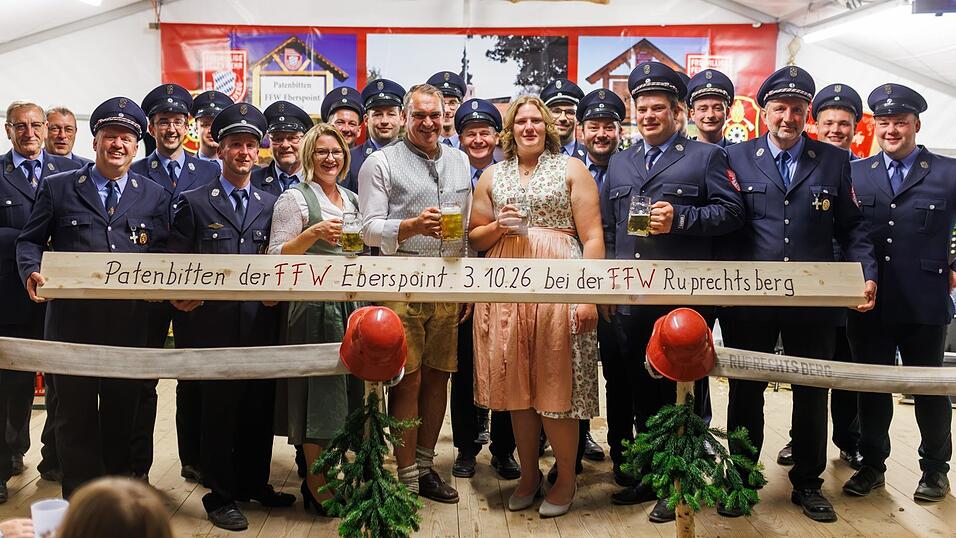 Die Feuerwehren Ruprechtsberg und Eberspoint mit Ehrengast Landrat Alfred Holzner nach erfolgreicher Patenschaftsvereinbarung. Die Feuerwehren Ruprechtsberg und Eberspoint mit Ehrengast Landrat Alfred Holzner nach erfolgreicher Patenschaftsvereinbarung.