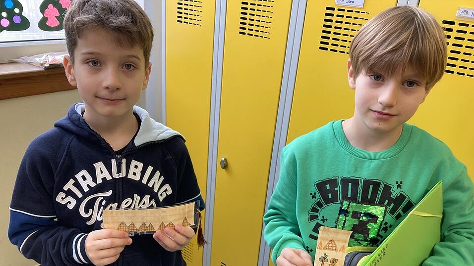 Ein Hauch Ägypten: Diese beiden Buben haben sich ein Lesezeichen aus echtem Papyrus gebastelt. Ein Hauch Ägypten: Diese beiden Buben haben sich ein Lesezeichen aus echtem Papyrus gebastelt.