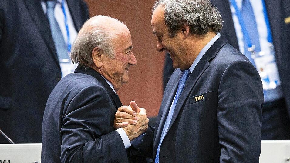 Sepp Blatter (links) hat nach eigenen Worten weder von Franz Beckenbauer noch vom Deutschen Fu&szlig;ball-Bund eine Zahlung von zehn Millionen Schweizer Franken gefordert.