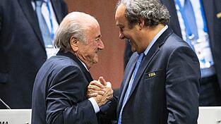 Sepp Blatter (links) hat nach eigenen Worten weder von Franz Beckenbauer noch vom Deutschen Fußball-Bund eine Zahlung von zehn Millionen Schweizer Franken gefordert. Sepp Blatter (links) hat nach eigenen Worten weder von Franz Beckenbauer noch vom Deutschen Fußball-Bund eine Zahlung von zehn Millionen Schweizer Franken gefordert.