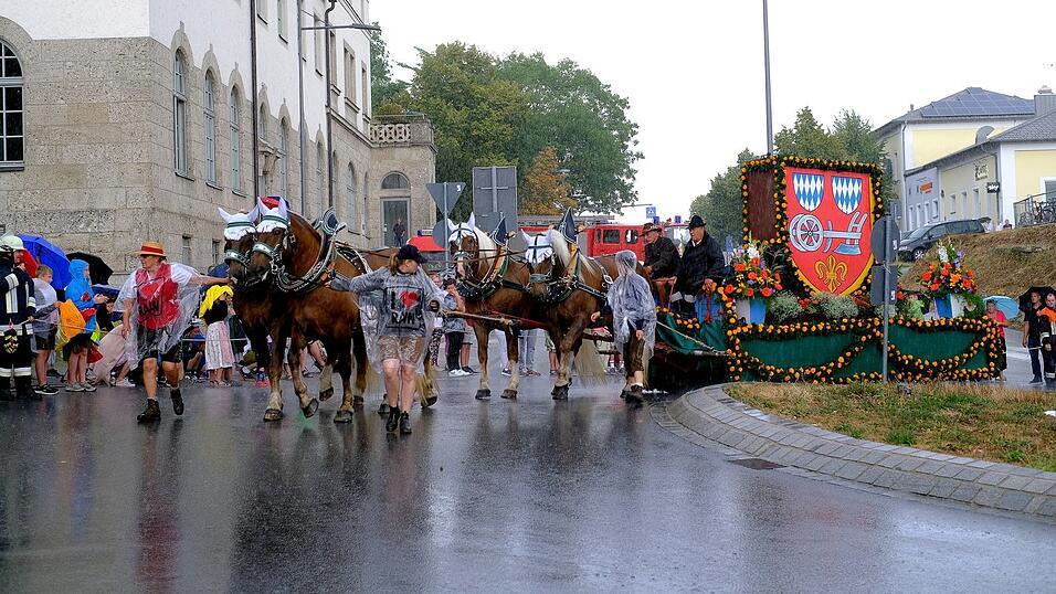 Zahlreiche Musik- und Trachtengruppen zogen nach dreij&auml;hriger Pause am Freitagabend zum Festplatz Am Hagen.