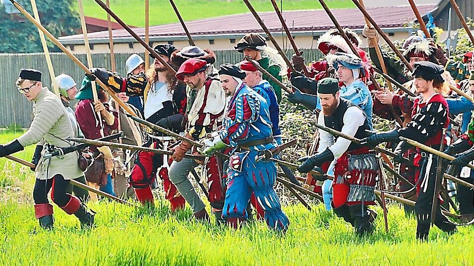 Landsknechte &uuml;ben die Igel-Verteidigungsformation.