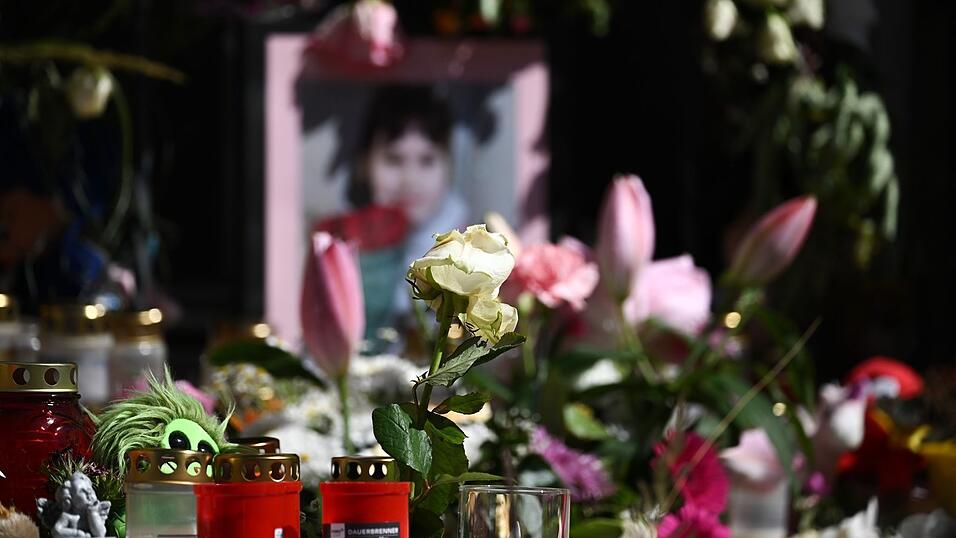 Mit Kerzen und Blumen haben Menschen im Juni in Döbeln der neunjährigen Valeriia gedacht. Sie war zuvor in einem Wald ermordet worden. (Archivbild)