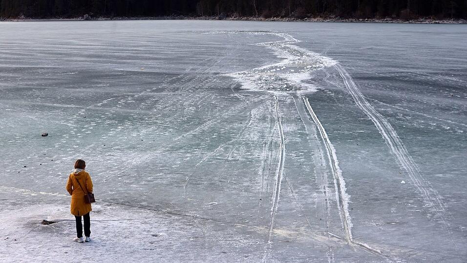 Spuren auf dem zugefrorenen Eibsee zeugten von dem dramatischen Rettungseinsatz am Donnerstag. Spuren auf dem zugefrorenen Eibsee zeugten von dem dramatischen Rettungseinsatz am Donnerstag.
