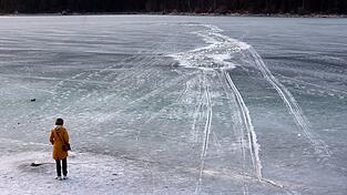 Spuren auf dem zugefrorenen Eibsee zeugten von dem dramatischen Rettungseinsatz am Donnerstag.