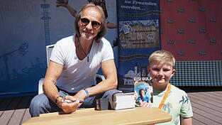 Eisi Gulp (links) spielt in den Eberhofer-Verfilmungen den kiffenden Papa von Polizist Franz Eberhofer.