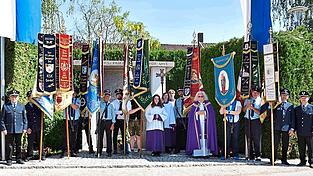 Die Fahnenabordnungen mit Pfarrer Peter König vor dem Kriegerdenkmal. Die Fahnenabordnungen mit Pfarrer Peter König vor dem Kriegerdenkmal.