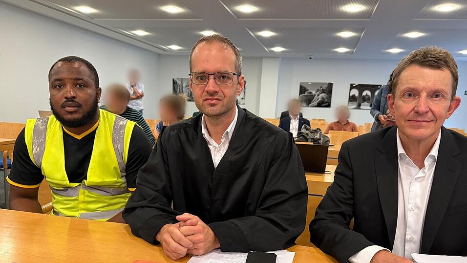 Zwei Kläger mit ihrem Anwalt (M). (Archivbild) Zwei Kläger mit ihrem Anwalt (M). (Archivbild)