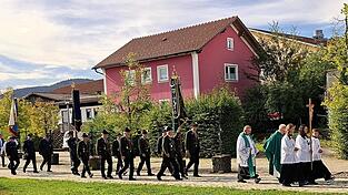 Der liturgische Dienst begleitet die zahlreichen Teilnehmer der M&auml;nnerwallfahrt zur Pfarrkirche &bdquo;Mari&auml; Geburt&ldquo;.