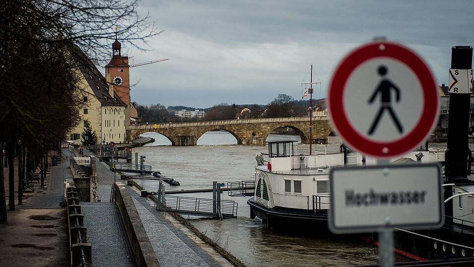 Regensburg bereitet sich auf das Hochwasser vor.