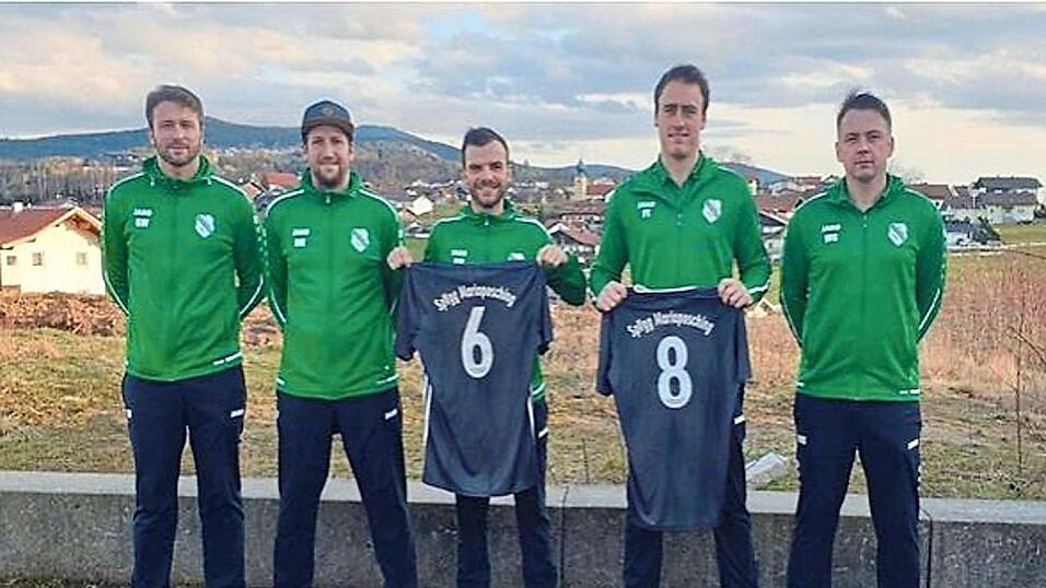 Personalwechsel bei der SpVgg Mariaposching: Von links 1. Vorsitzender Georg Wenninger, Sportlicher Leiter Manfred Rauschendorfer, die neuen Trainer Matthias Korzonek und Tobias Fuchs, 2. Vorsitzender Gerhard Waninger.