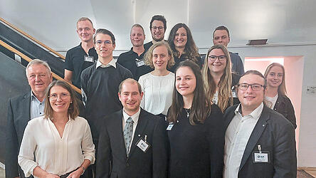 Die neugewählte KLJB-Kreisvorstandschaft mit Ehrengästen von links vorne: stellvertretender Landrat Bernhard Krempl, Bogens Bürgermeisterin Andrea Probst, Kreisvorsitzender Christoph Poiger, Kreisvorsitzende Laura Bugl, Kassier Johannes Spielbauer; 2. Reihe: Delegierter Tobias Sachs, Delegierte und scheidende Kreisvorsitzende Daniela Kirchmeier, Beisitzerin Corina Kirchinger, Delegierte Karolin Lody; 3. Reihe: Beisitzer Andreas Binder, Beisitzer Philipp Hecht, Schriftführerin Eva-Maria Prommersberger, KLJB-Diözesanvorsitzender Nicolas Süß und Beisitzer Manuel Rath