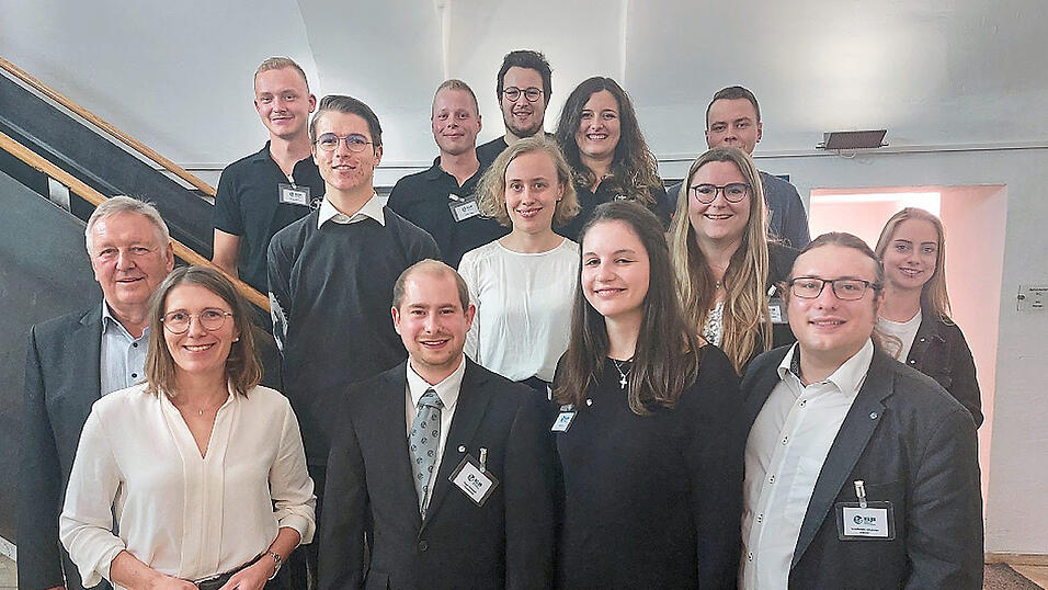 Die neugewählte KLJB-Kreisvorstandschaft mit Ehrengästen von links vorne: stellvertretender Landrat Bernhard Krempl, Bogens Bürgermeisterin Andrea Probst, Kreisvorsitzender Christoph Poiger, Kreisvorsitzende Laura Bugl, Kassier Johannes Spielbauer; 2. Reihe: Delegierter Tobias Sachs, Delegierte und scheidende Kreisvorsitzende Daniela Kirchmeier, Beisitzerin Corina Kirchinger, Delegierte Karolin Lody; 3. Reihe: Beisitzer Andreas Binder, Beisitzer Philipp Hecht, Schriftführerin Eva-Maria Prommersberger, KLJB-Diözesanvorsitzender Nicolas Süß und Beisitzer Manuel Rath