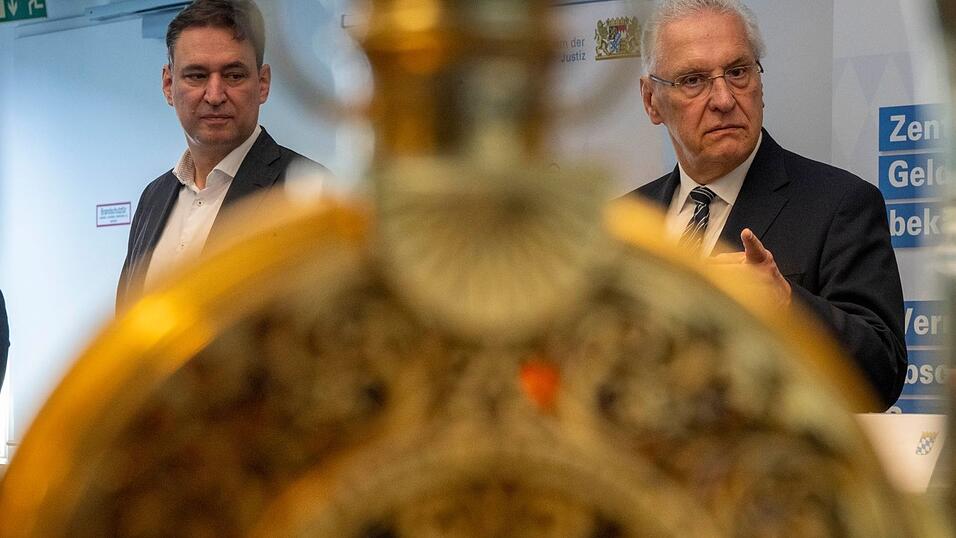 Auch eine goldene Whiskeyflasche ist unter den beschlagnahmten Luxusobjekten. Auch eine goldene Whiskeyflasche ist unter den beschlagnahmten Luxusobjekten.