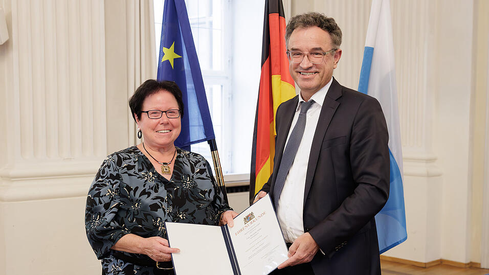 Marianne Weber erhält von Christian Schoppik die Ehrenurkunde des Freistaats