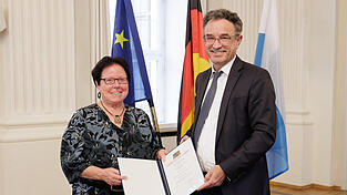 Marianne Weber erhält von Christian Schoppik die Ehrenurkunde des Freistaats