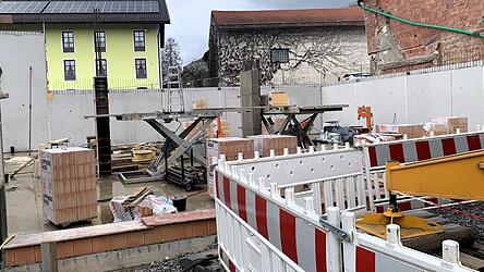 Seit zwei Wochen wird auch auf der gr&ouml;&szlig;ten Baustelle der Gemeinde, dem Umbau der Geigerm&uuml;hle zum Rat- und Dorfgemeinschaftshaus, wieder flei&szlig;ig gearbeitet.