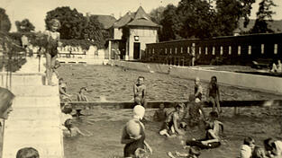 Wegen „Verstößen gegen die Sittlichkeit“ soll im Freibad wieder ein nach Geschlechtern getrenntes Baden eingeführt werden. Wegen „Verstößen gegen die Sittlichkeit“ soll im Freibad wieder ein nach Geschlechtern getrenntes Baden eingeführt werden.