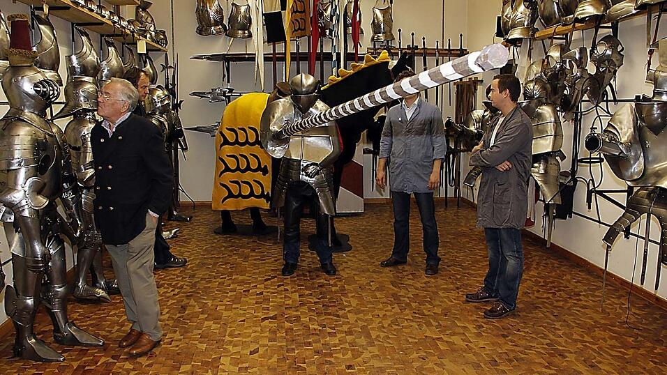 6: Zum Schluss noch die Lanze eingehängt und fertig! Unser Ritter ist angezogen und posiert in der Rüstkammer. Bei diesem Anblick möchte man ungern der gegnerische Ritter beim Turnier sein. 6: Zum Schluss noch die Lanze eingehängt und fertig! Unser Ritter ist angezogen und posiert in der Rüstkammer. Bei diesem Anblick möchte man ungern der gegnerische Ritter beim Turnier sein.