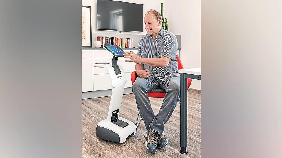 Thomas Loch mit seinem Temi-Telepräsenzroboter.