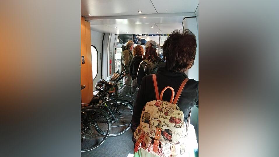 Zwischen zwei ICE-Waggons - Ausharren zwischen Fahrr&auml;dern und Gep&auml;ckst&uuml;cken, denn manchmal kommt es ganz dick und dicker, als man es ohnehin erwartet h&auml;tte.