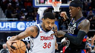 Dennis Schröder (r.) kam auf elf Punkte.