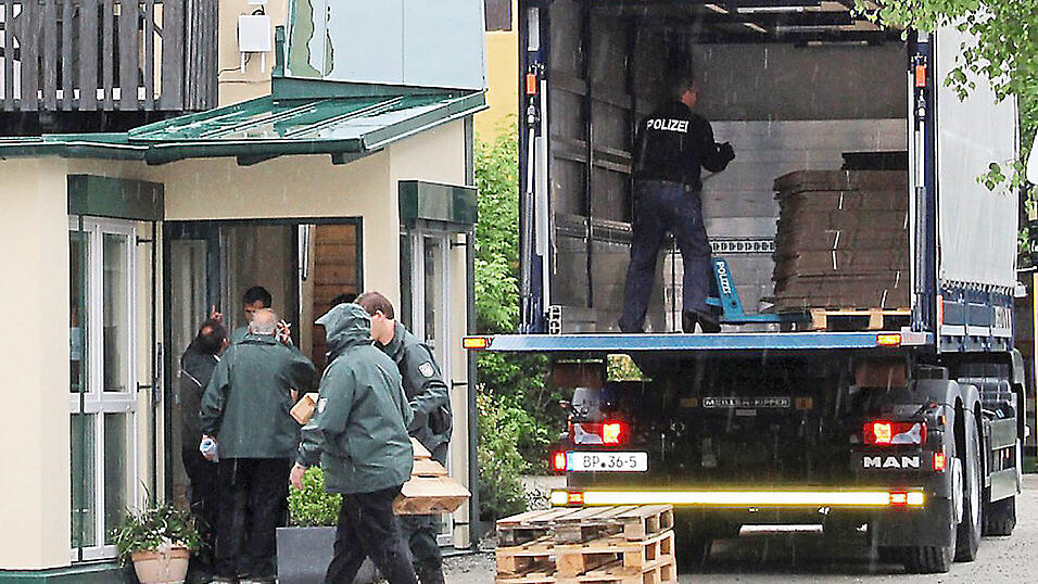 Bei der Durchsuchung im Betrieb des Spargelbauers haben Polizei und Zoll im Jahr 2016 fast 2.000 „schriftliche Asservate“, also Ordner und andere Unterlagen, sichergestellt und per Lastwagen abtransportiert. Bei der Durchsuchung im Betrieb des Spargelbauers haben Polizei und Zoll im Jahr 2016 fast 2.000 „schriftliche Asservate“, also Ordner und andere Unterlagen, sichergestellt und per Lastwagen abtransportiert.
