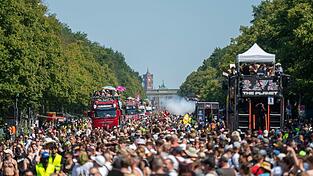 Die Techno-Parade &laquo;Rave The Planet&raquo; findet zwischen Brandenburger Tor und Siegess&auml;ule statt.