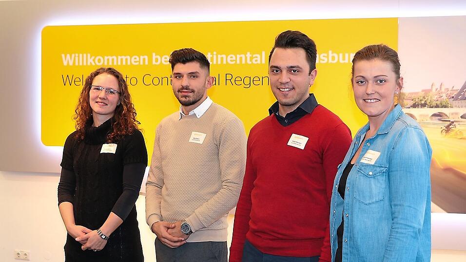 Doris Babaylan (v. l.), Denis Palipov und Anna Perkowski arbeiteten seit Jahren im Schichtbetrieb bei Continental. Nun machen sie eine Ausbildung zum Mechatroniker. Sadjad Wannack (2. v. r.) ist aus dem Iran geflüchtet - und mittlerweile schon im dritten Ausbildungsjahr bei Continental.