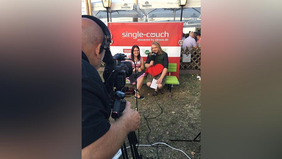 Auch 2019 ist die Single-Couch auf dem Gäubodenvolksfest beliebt. Auch 2019 ist die Single-Couch auf dem Gäubodenvolksfest beliebt.