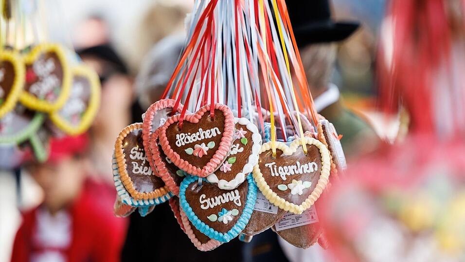 Nach einer zweijährigen Zwangspause dürfen 2022 Volksfeste in Bayern wieder stattfinden. (Symbolbild) Nach einer zweijährigen Zwangspause dürfen 2022 Volksfeste in Bayern wieder stattfinden. (Symbolbild)