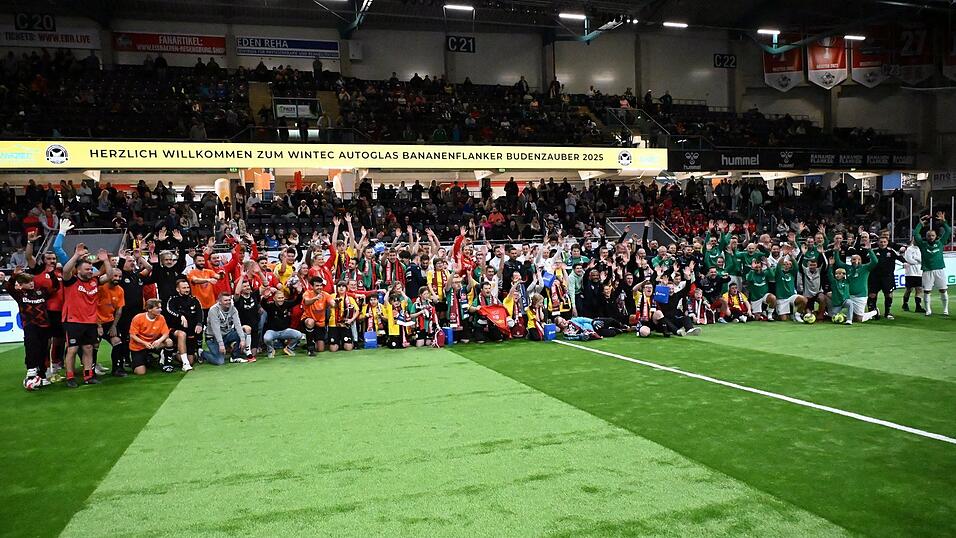 Gruppenbild mit Kids und Profis: Auch der 6. Bananenflanken-Budenzauber in der Donau-Arena verspricht eine pr&auml;chtige Atmosph&auml;re.