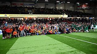 Gruppenbild mit Kids und Profis: Auch der 6. Bananenflanken-Budenzauber in der Donau-Arena verspricht eine pr&auml;chtige Atmosph&auml;re.