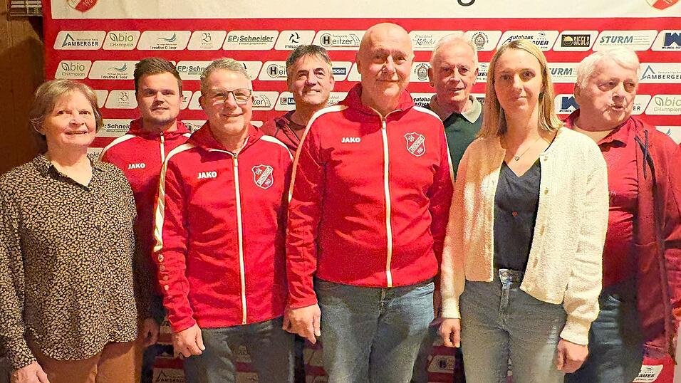 Die neue Vorstandschaft der DJK Arnschwang: Ilse Scheubeck, Martin Freimuth, Manfred Eberl, Hans Sturm, Vorsitzender Manfred Aschenbrenner, Karl-Heinz Fischer, Nadine Pl&ouml;tz und Josef Attenberger (von links).