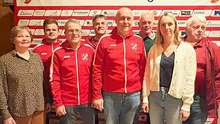 Die neue Vorstandschaft der DJK Arnschwang: Ilse Scheubeck, Martin Freimuth, Manfred Eberl, Hans Sturm, Vorsitzender Manfred Aschenbrenner, Karl-Heinz Fischer, Nadine Pl&ouml;tz und Josef Attenberger (von links).