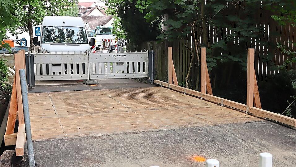 Die Brücke wird noch in dieser Woche fertig und ist dann wieder für den Verkehr freigegeben. Die Brücke wird noch in dieser Woche fertig und ist dann wieder für den Verkehr freigegeben.