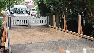 Die Brücke wird noch in dieser Woche fertig und ist dann wieder für den Verkehr freigegeben. Die Brücke wird noch in dieser Woche fertig und ist dann wieder für den Verkehr freigegeben.