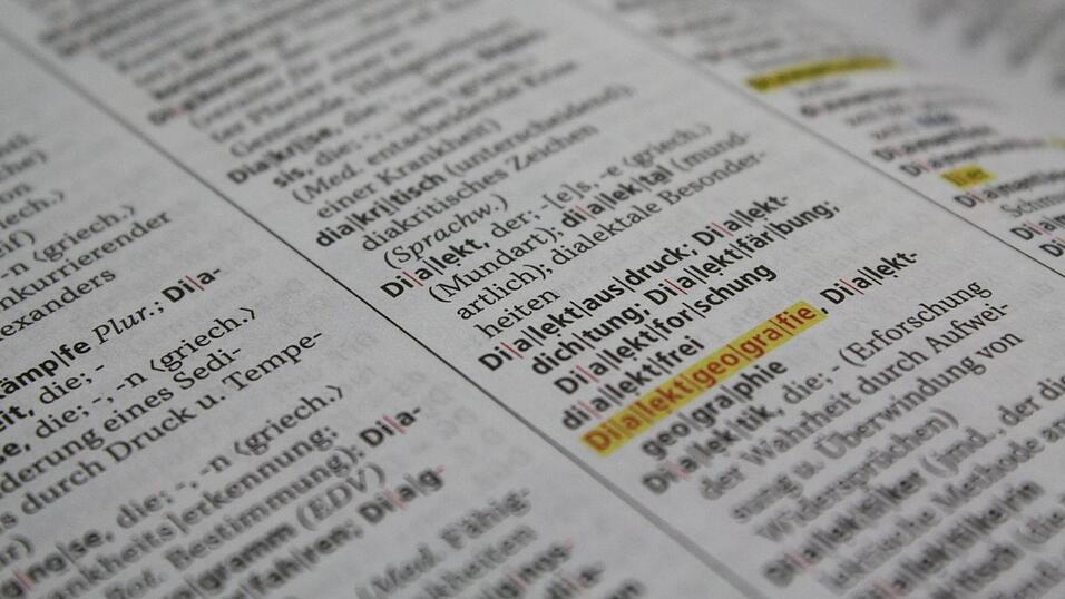 Viele Menschen identifizieren sich mit ihrem Dialekt. Einerseits erlebt er eine Renaissance, andererseits gehen lokale Besonderheiten verloren.