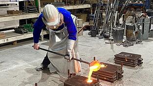 Hei&szlig;es Metall wird in die Gussformen verteilt.&nbsp;