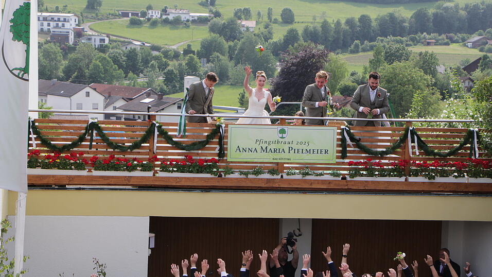 F&uuml;r die Burschen regnete es Blumen.