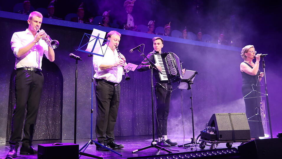 Die erste Narrhalla-Sitzung 2025 sorgte für Begeisterung. Die erste Narrhalla-Sitzung 2025 sorgte für Begeisterung.