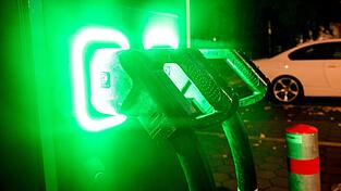 Eine Lades&auml;ule f&uuml;r E-Autos. Doch wo finden Autofahrer diese?