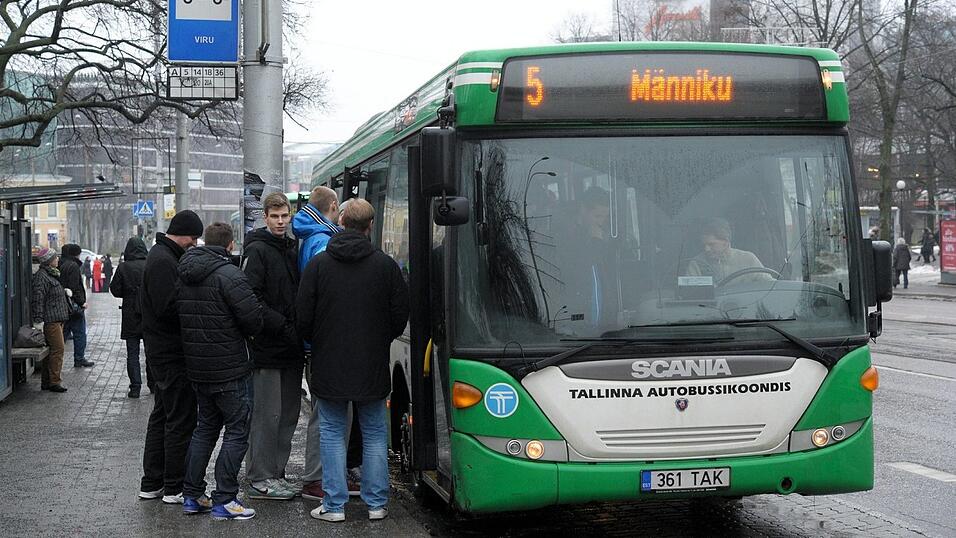 Ein Bus erfasste den selbstfahrenden Lieferroboter an einer Kreuzung. (Symbolbild)