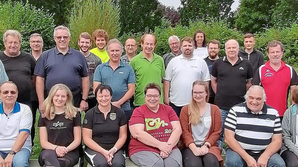 Die Teilnehmer des OSB-Jugend-Seminars mit den beiden Mentaltrainern Martina Eckhardt (erste Reihe, Mitte) und Kuno Eckhardt (Zweiter von rechts).