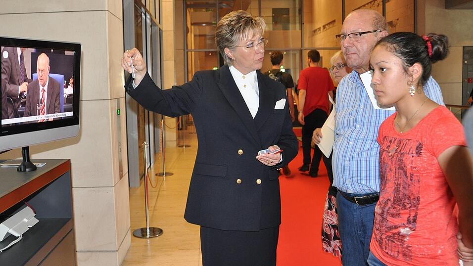 Stefanie Meier (13) besuchte am Tag der Ein- und Ausblicke den Deutschen Bundestag. Dort lernte sie auch Gerda Hasselfeldt (CSU-Landesvorsitzende) kennen. Die ehemalige Ursulinen-Schülerin freute sich, eine Straubingerin in Berlin zu sehen. Stefanie Meier (13) besuchte am Tag der Ein- und Ausblicke den Deutschen Bundestag. Dort lernte sie auch Gerda Hasselfeldt (CSU-Landesvorsitzende) kennen. Die ehemalige Ursulinen-Schülerin freute sich, eine Straubingerin in Berlin zu sehen.