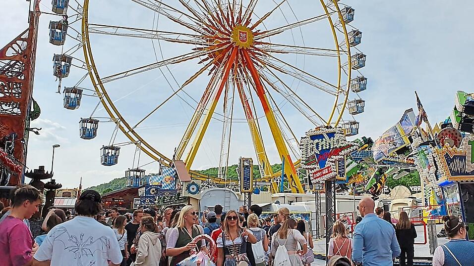 Fahrgesch&auml;fte und Schmankerl ziehen ab 9. Mai wieder viele Besucher auf die Dult.