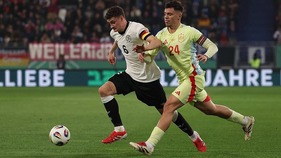 Volle Kraft voraus: Eric Martel (l., hier bei einem Testspiel gegen den Spanier Gabri Veiga, der in diesem Sommer für 15 Millionen Euro zum FC Porto wechselt) hat sich viel vorgenommen für die U 21-EM.